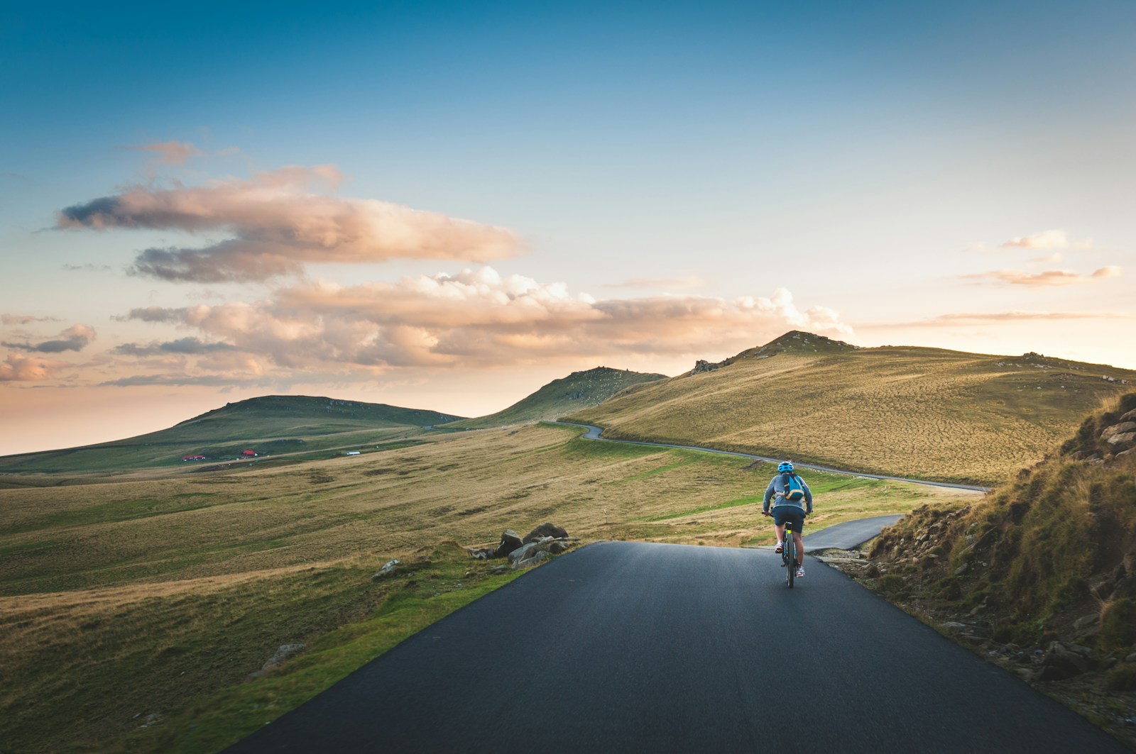 Road Cycling vs Gravel Cycling: Which is Right for You?